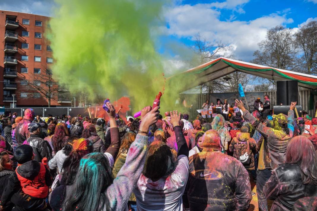 Bu kadar renklere boyanmış festival görmediniz! Baharın gelişini böyle kutladılar 12